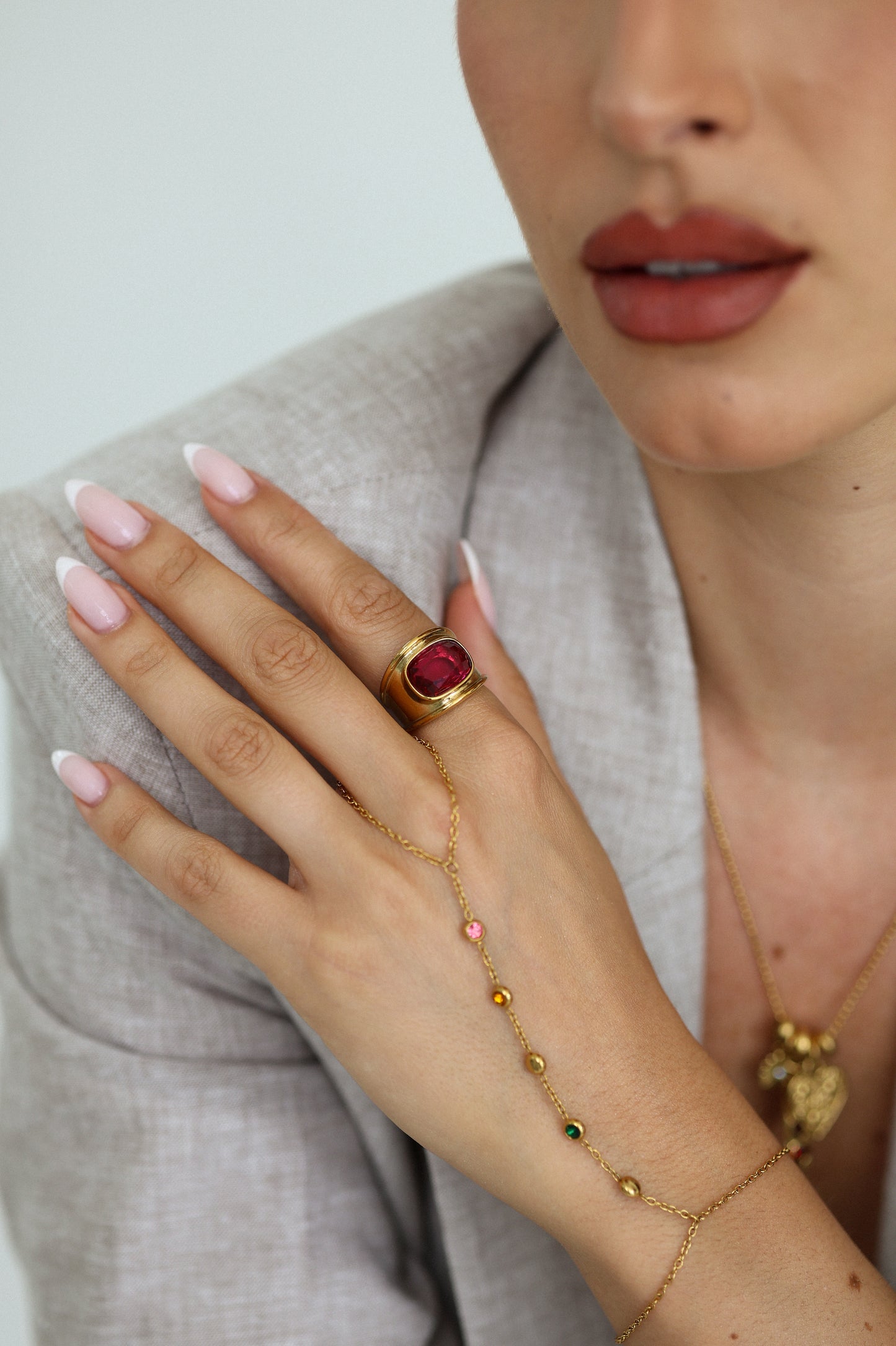 Loréna - hand chain